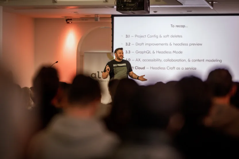 Brandon Kelly bei der Dot All 2019 Keynote